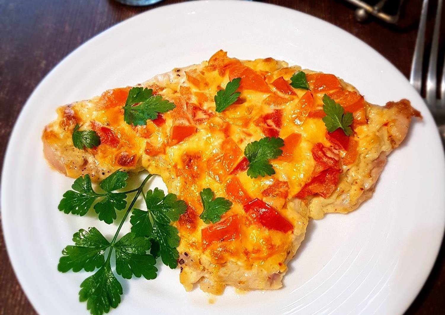 Филе индейки в духовке с помидорами. Филе куриное с ананасом под сыром. Куриная грудка с ананасами. Курица с грибами в духовке. Грудка под сыром с помидорами в духовке.