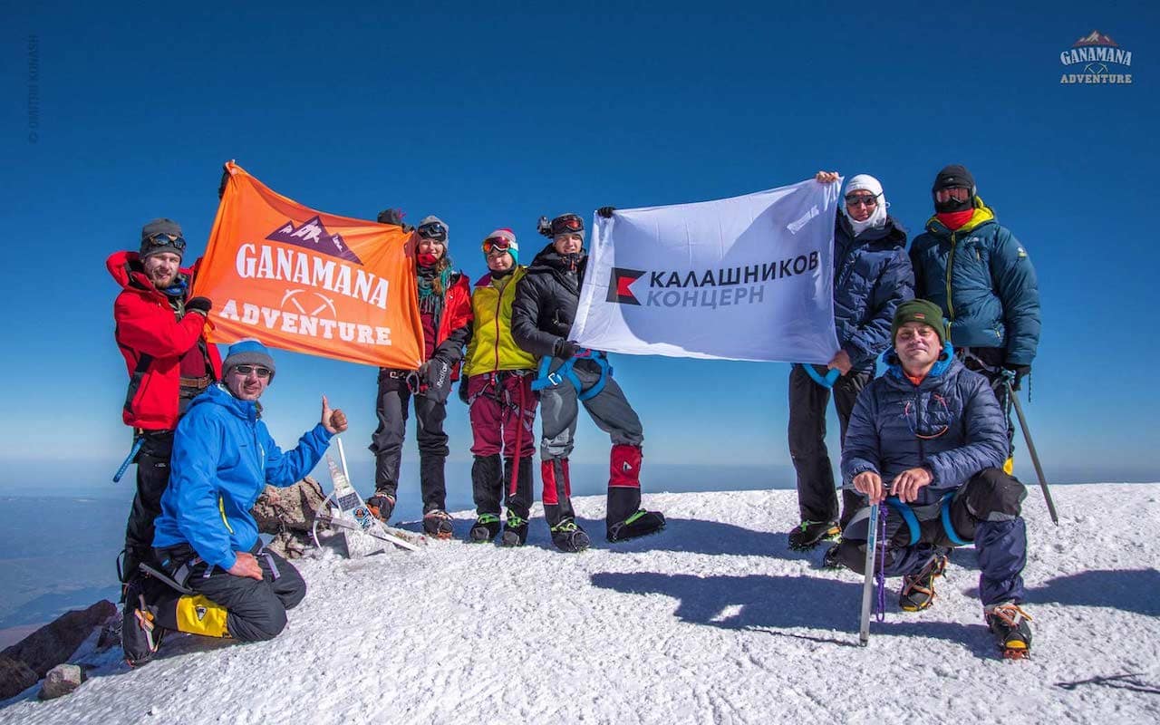 Участники восхождения GanaMana Adventure — С флагом «Калашникова»