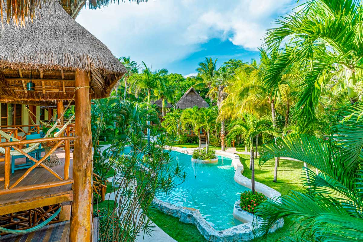 На фото: отель Mahekal Beach Resort в Мексике на Плайя-дель-Кармен