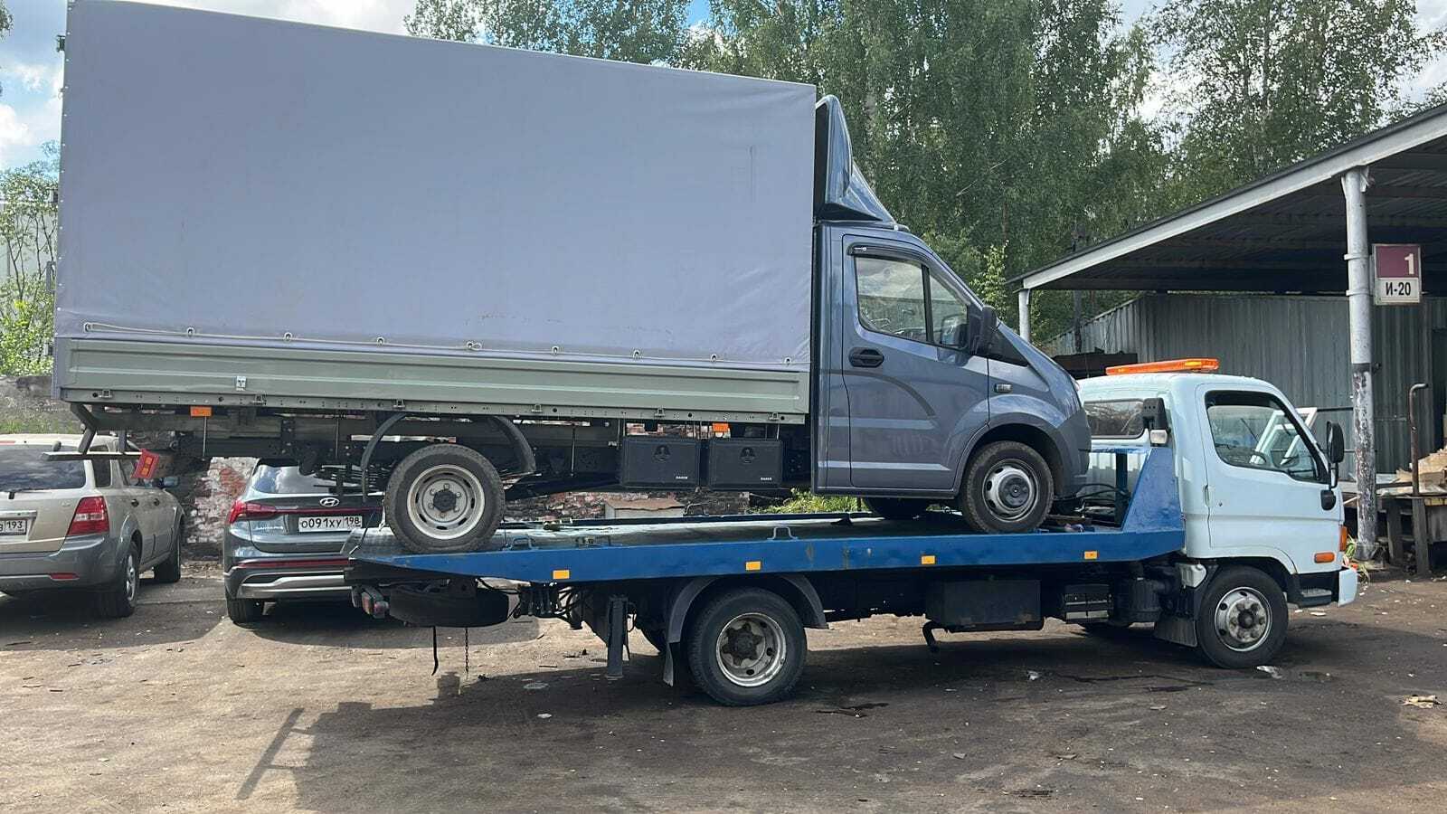 ГАЗель с тентованным кузовом на эвакуаторе