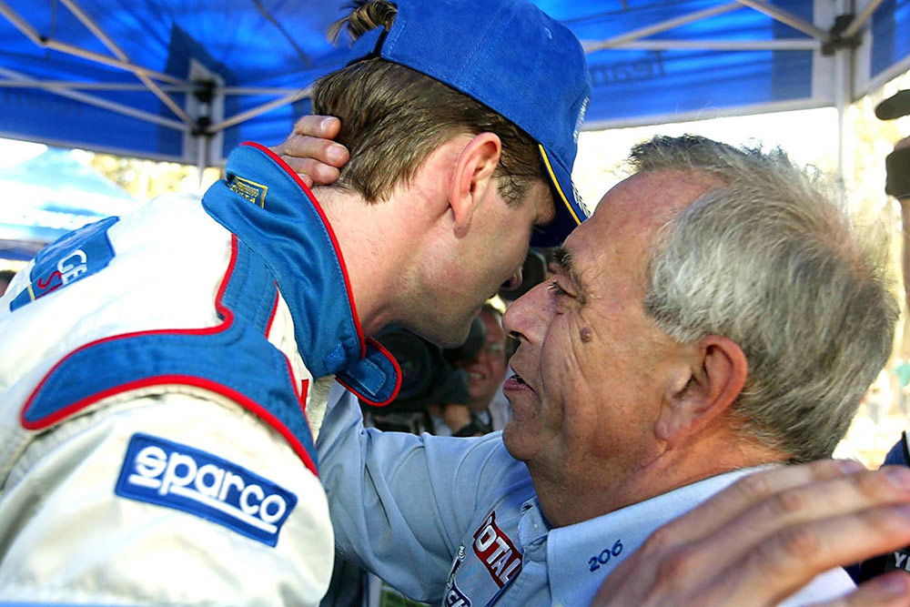 Пилот Peugeot Sport Маркус Гронхольм и руководитель команды Коррадо Провера, ралли Австралия 2002
