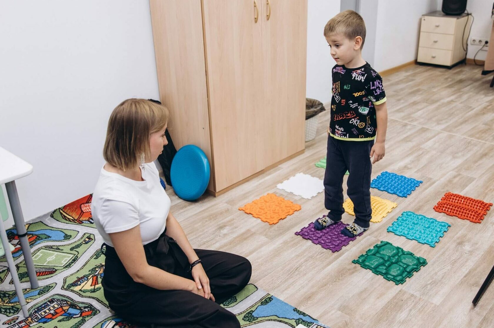 Ребёнок на индивидуальном занятии с логопедом