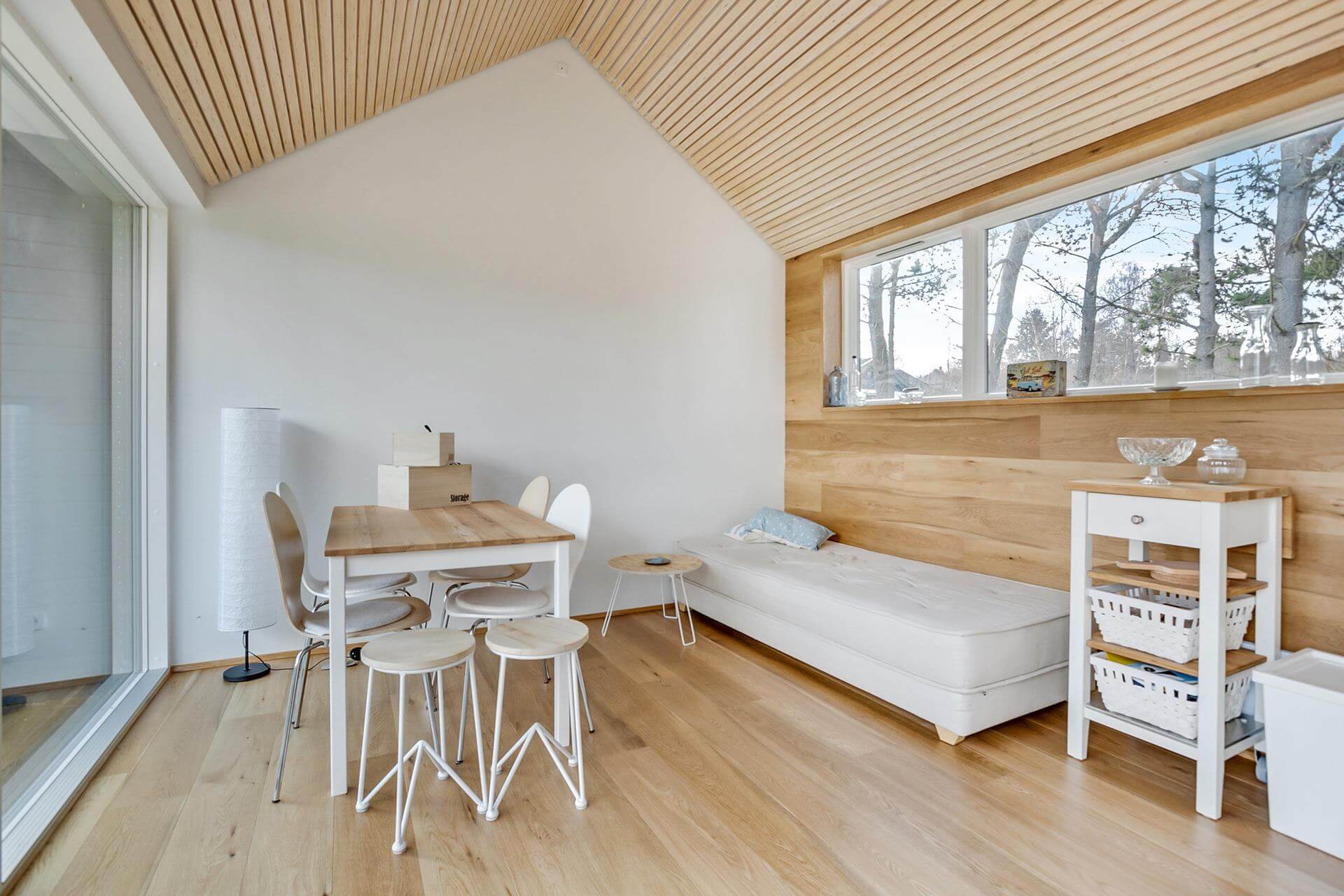 Скандинавский дизайн интерьера гостиной в доме