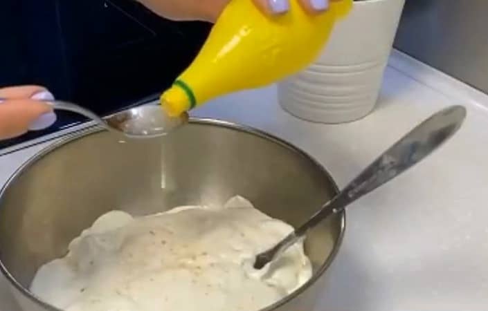 Приготовление творожного сыра из сметаны и йогурта: шаг 2