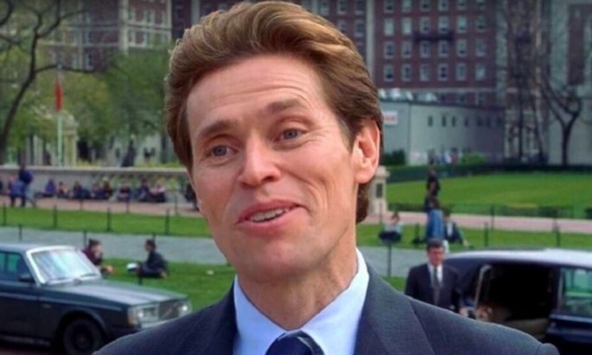 Кадр из фильма: мужчина в костюме с лёгкой улыбкой говорит фразу «I’m something of a scientist myself» на фоне городского парка