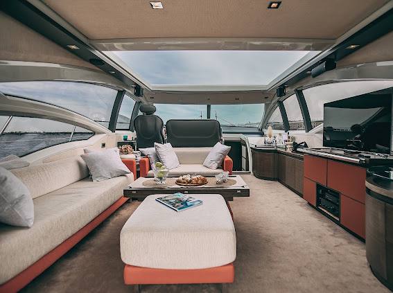 Яхта Azimut 62S — каюта, аренда в СПб