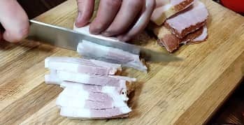 Приготовление солянки с копчёностями: шаг 3