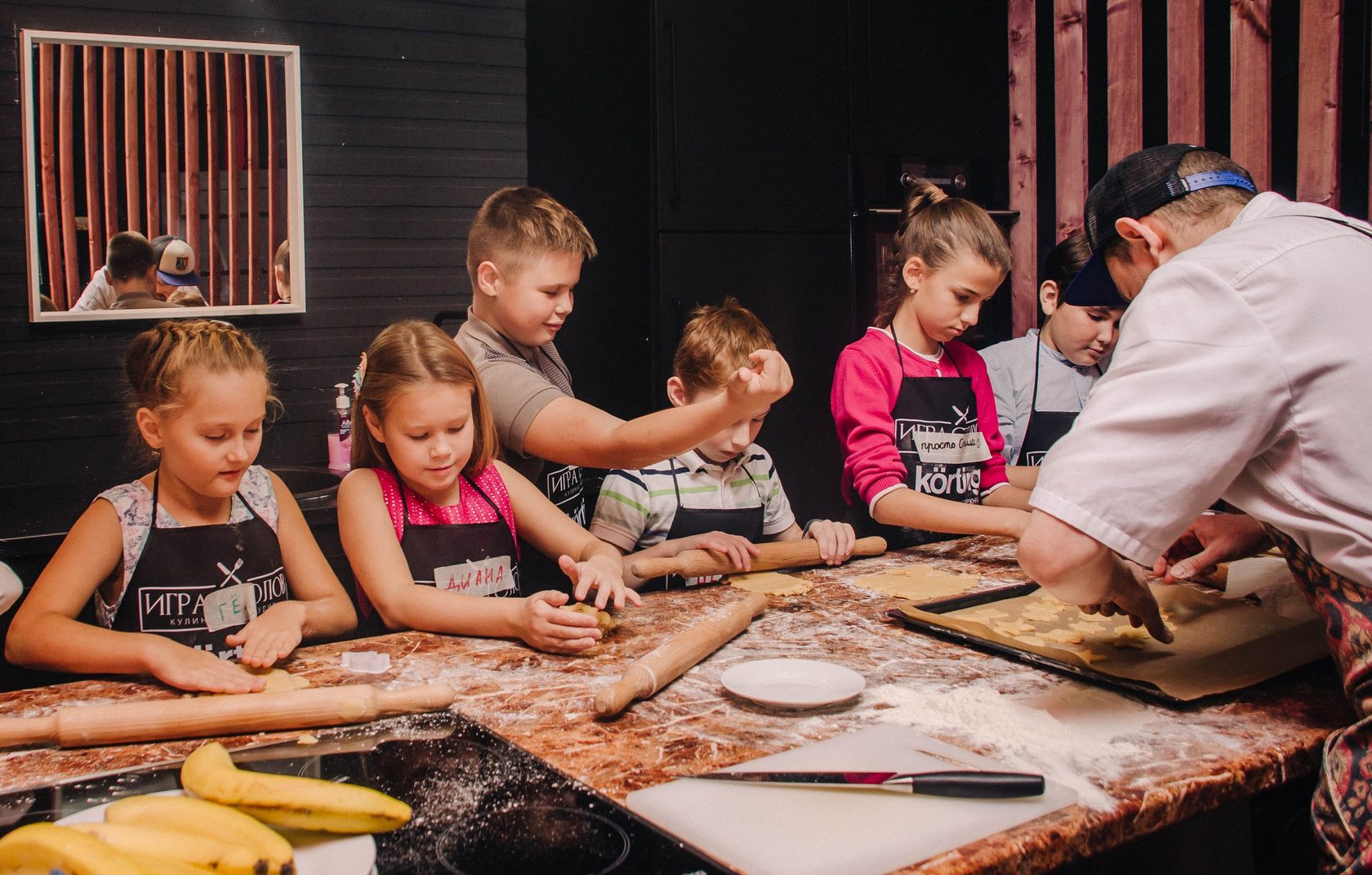 Кондитерская дети. Candy School кондитерская школа. Кондитерские мастер классы для детей. Кондитерская мастер класс для детей. Мастер класс с детьми в кафе кондитерской.