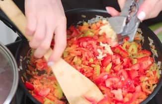 Приготовление щей из свежей капусты с болгарским перцем: шаг 6