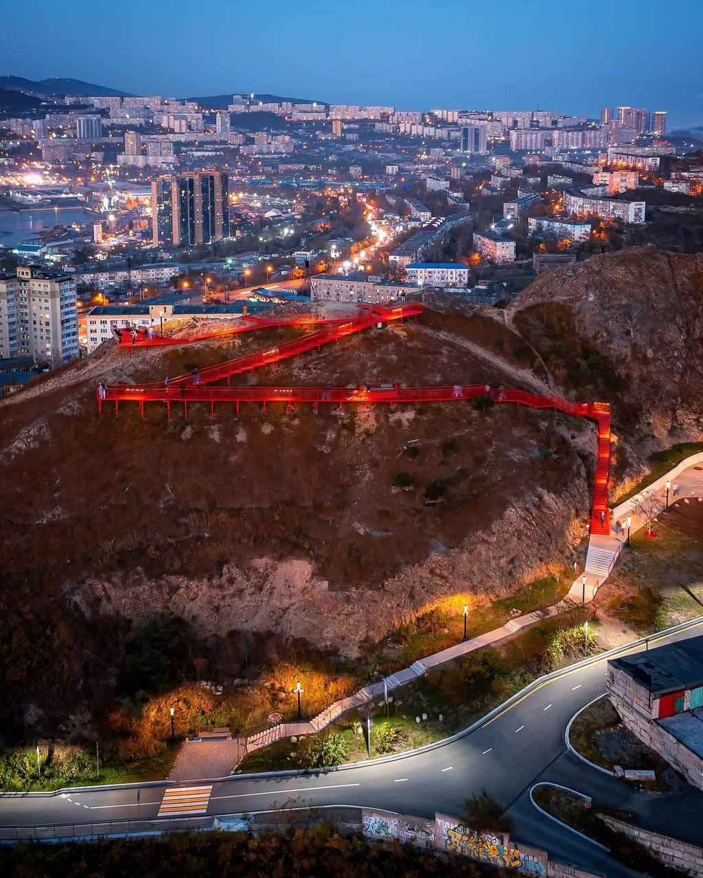 Ночной вид на город с высоты птичьего полета