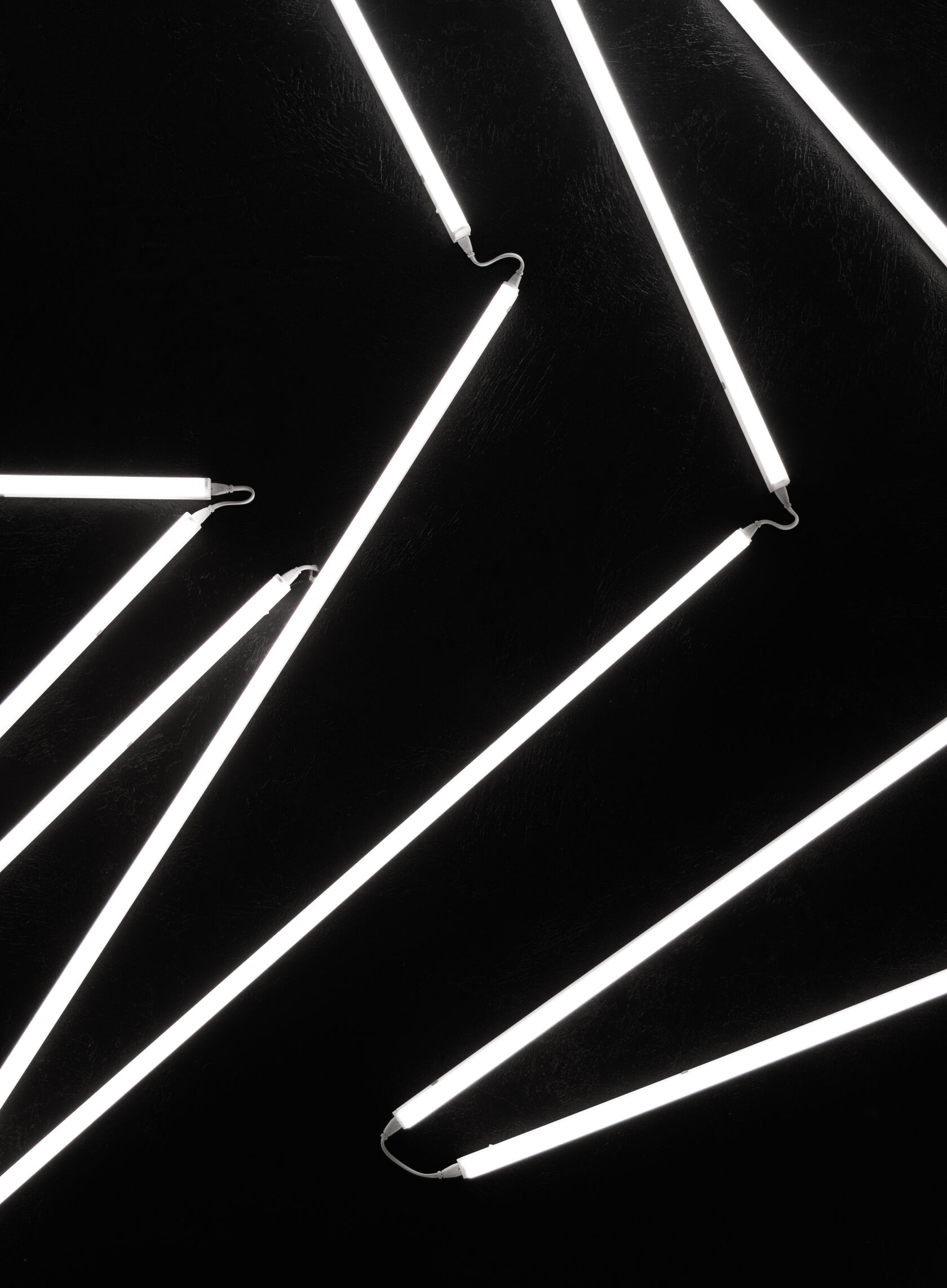 Стул на фоне белых простыней в зале black в фотостудии в Липецке