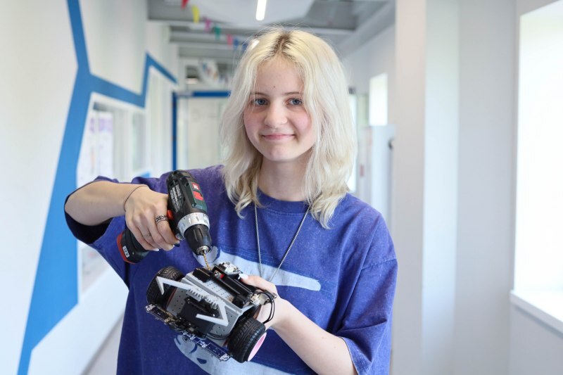 Ученица Кванториума Псков собирает роботизированную модель с электродвигателем — участница национальной команды России на конкурсе CASTIC 2026