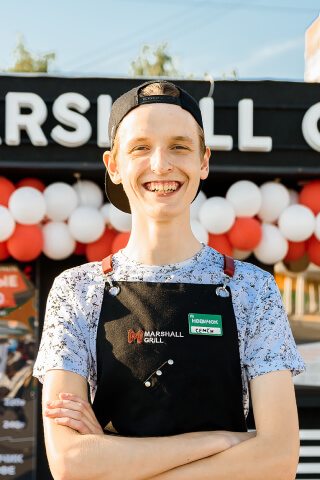 улыбающийся парень шаурмейкер