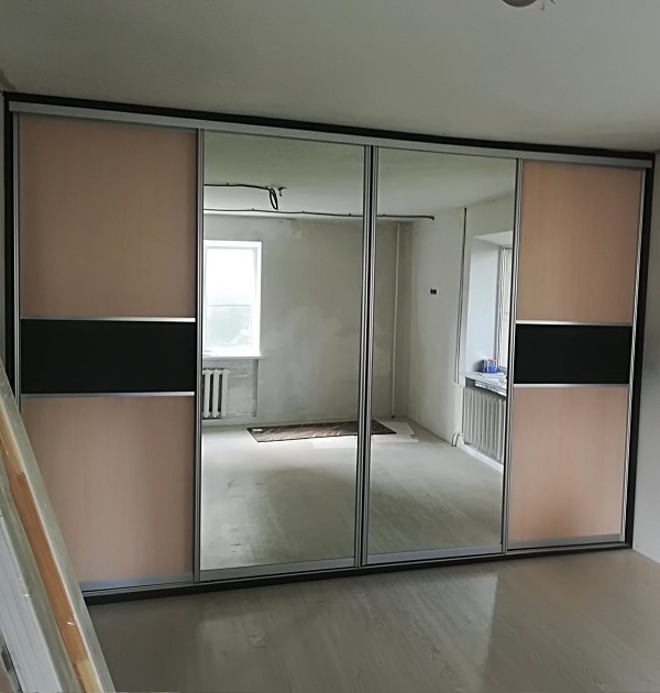 широкий шкаф с зеркалом