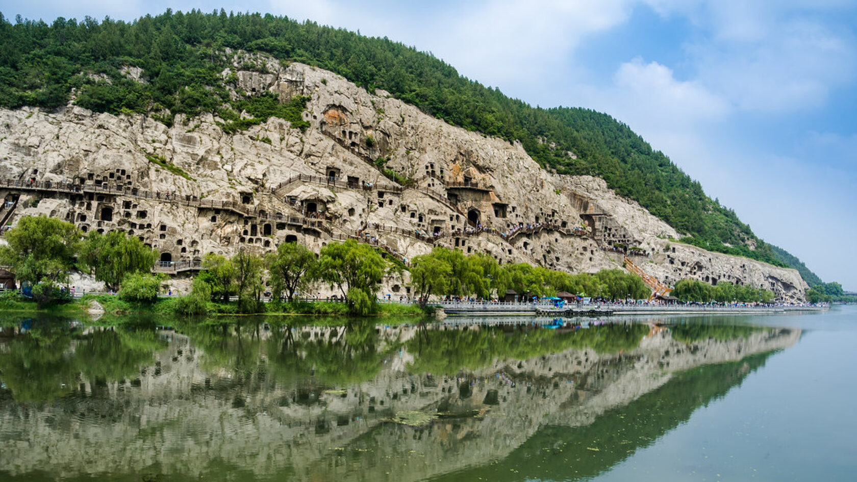 Пещерные храмы Лунмэнь. Провинция Хэнань. Китай.