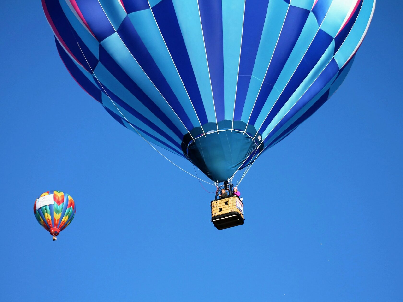 фото нанесения макияжа на лицо девушки 