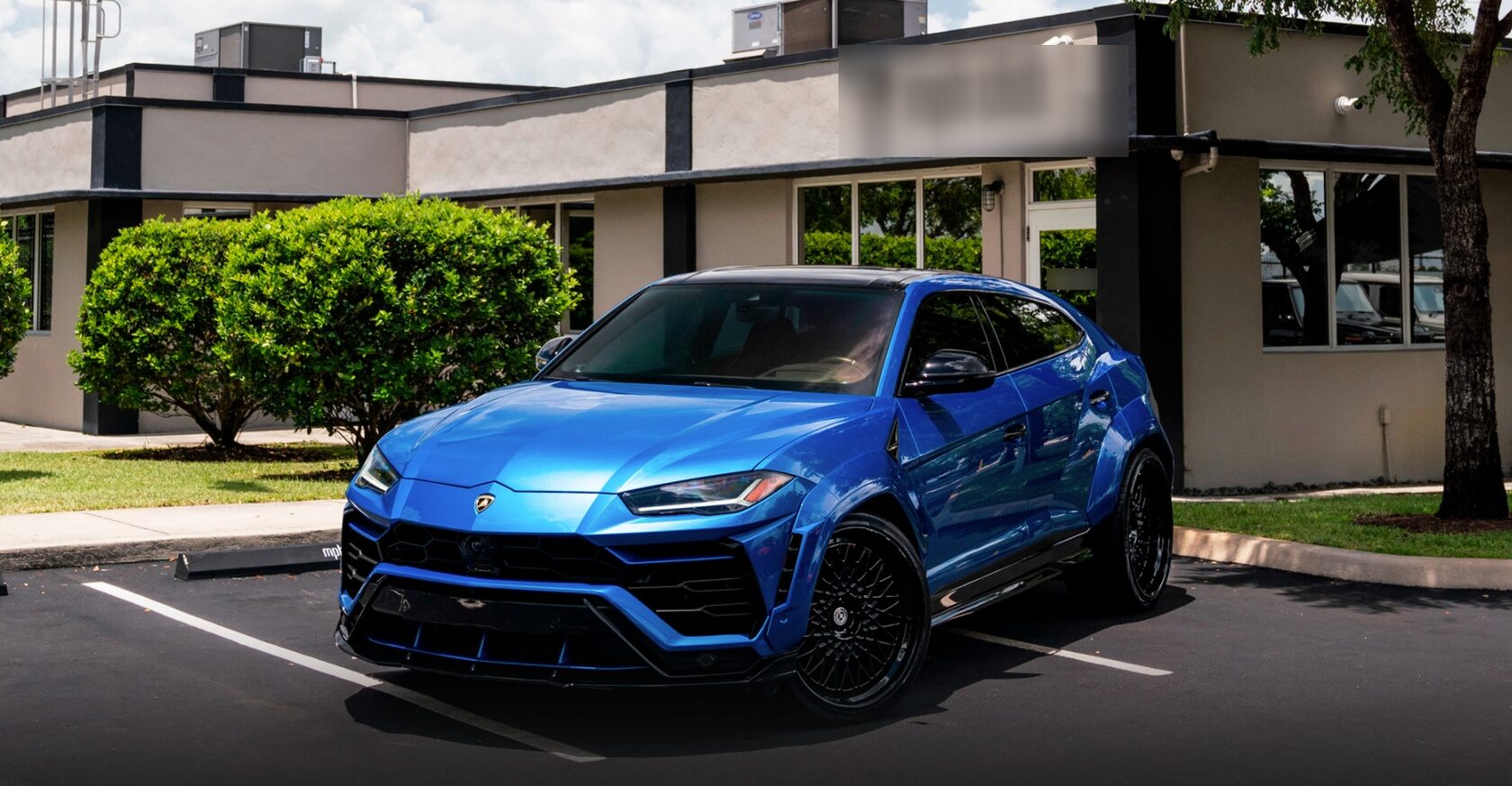 Lamborghini Urus 2019 синий