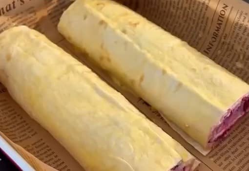 Приготовление штруделя из лаваша с творогом и вишней в духовке: шаг 5