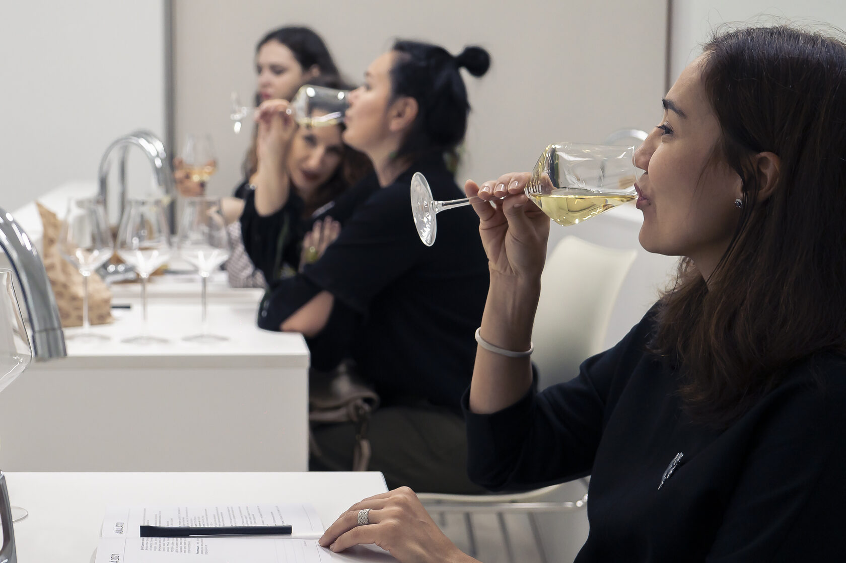 Девушки дегустируют белое вино