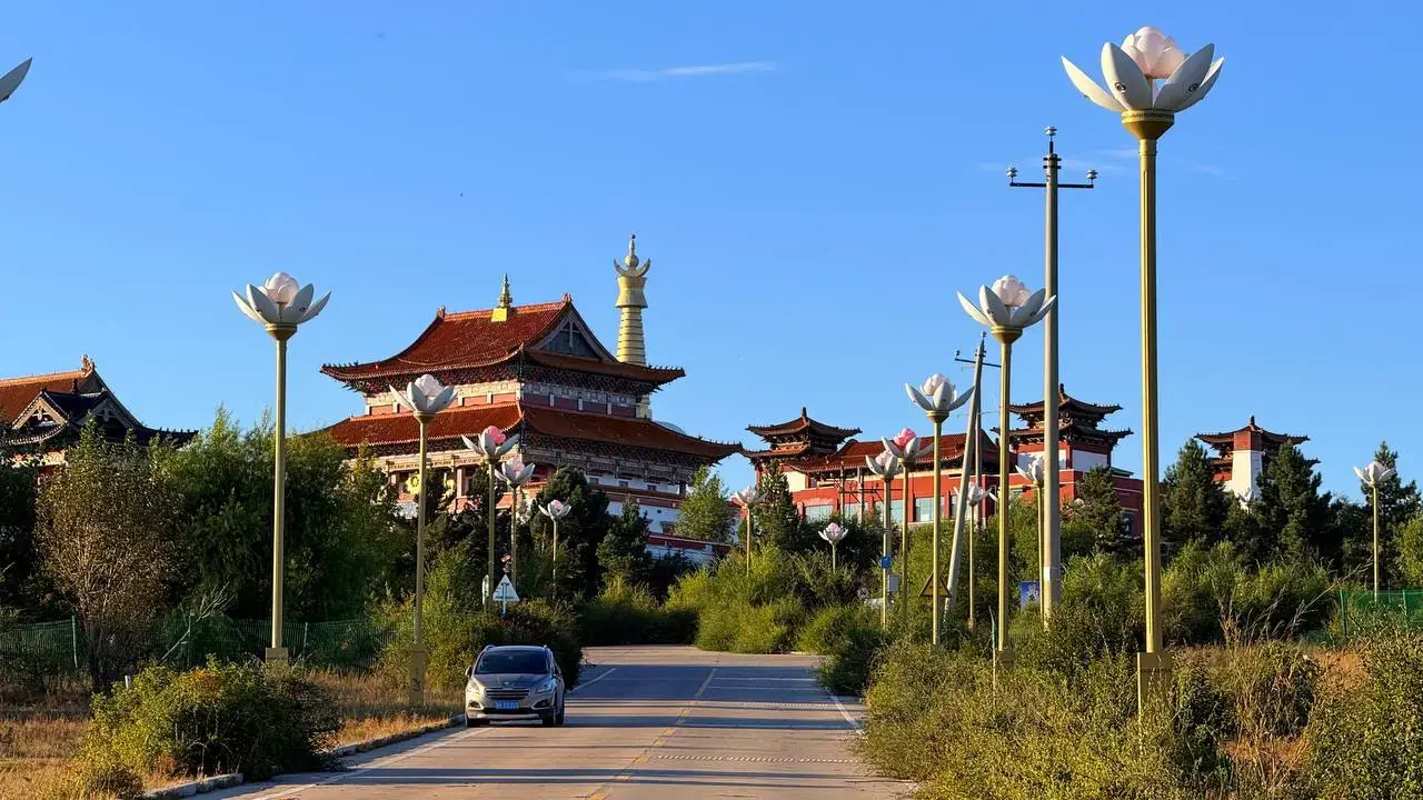 Недостроенное здание комплекса 两河圣山