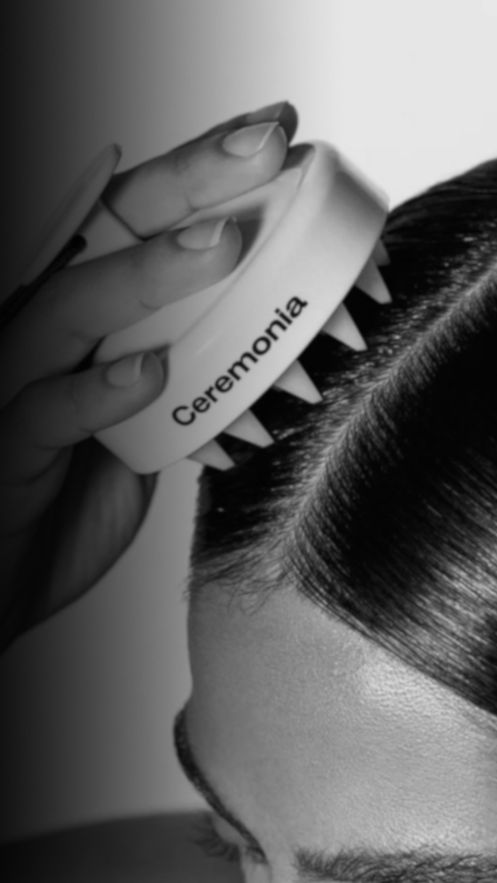 девушка делает пилинг кожи головы