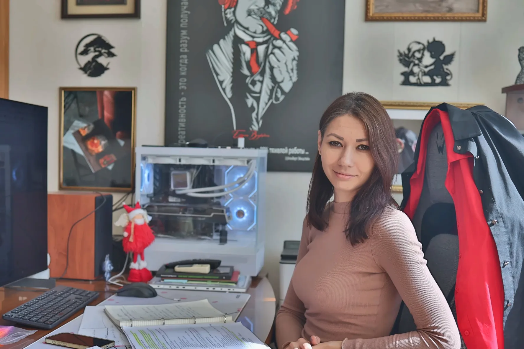 Евгения Васильевна Буглакова за рабочим столом в офисе агентства «Бизнес-Класс»