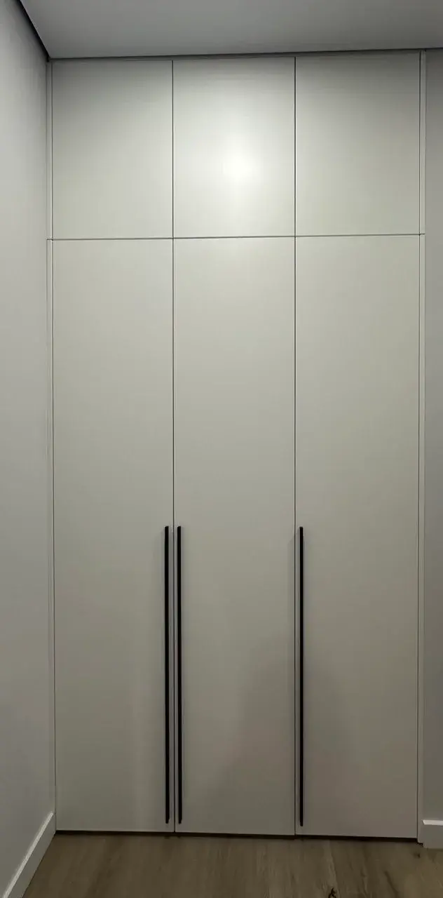 Шкаф с распашными фасадами на заказ в Сургуте