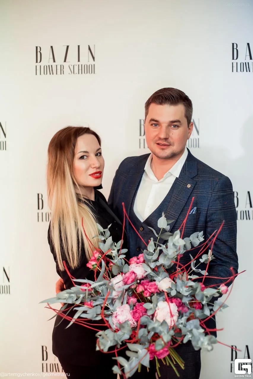 Алёна и Иван Базины с букетом на фоне Bazin Flower School