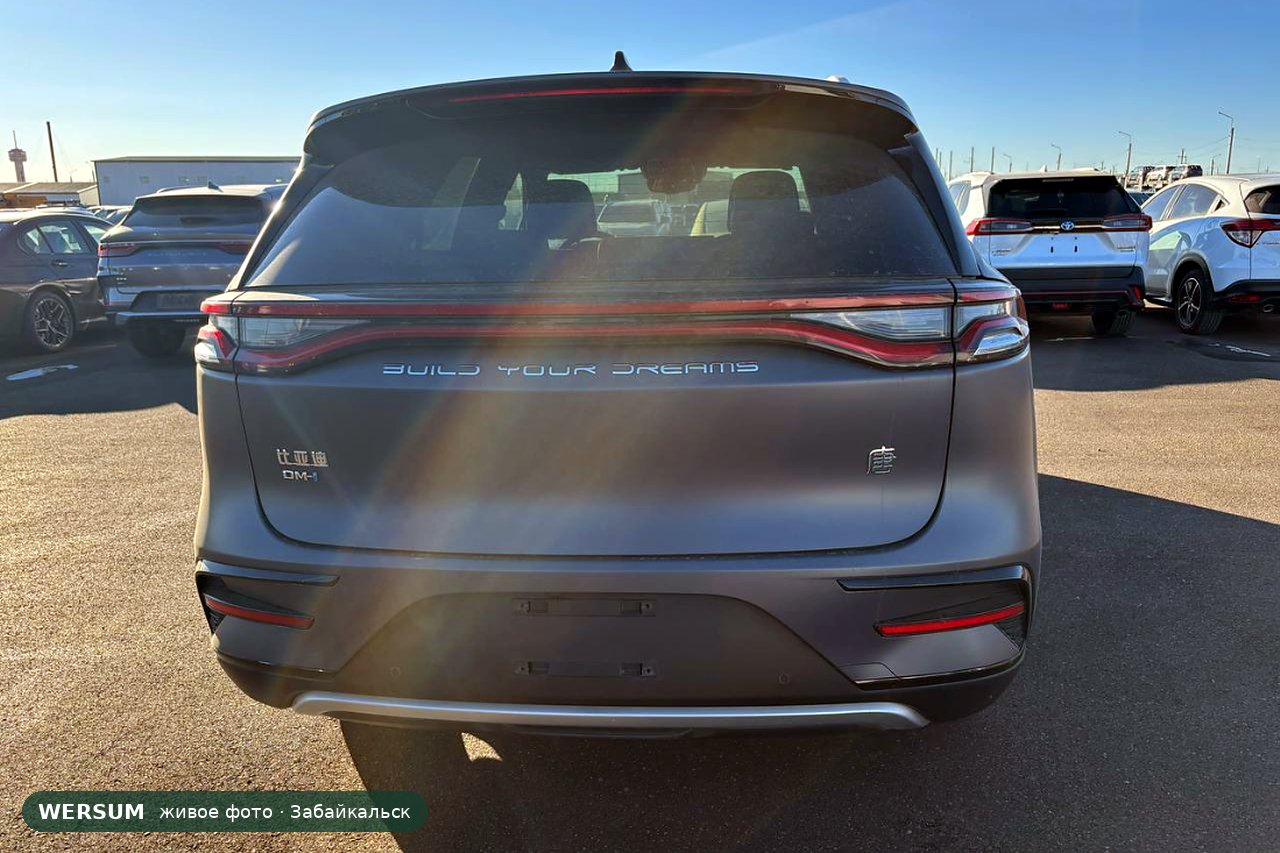 BYD Tang, сзади: BUILD YOUR DREAMS