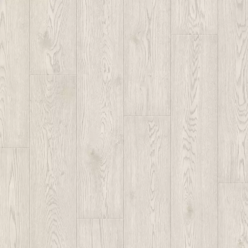 Ламинат в однушке с кухней в одном пространстве, единое полотно пола и зонирование интерьера диваном и ковром без смены покрытия