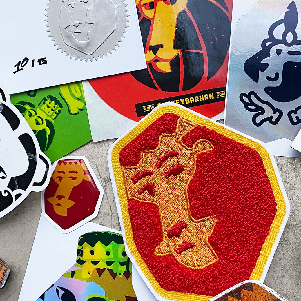 Стикерпаки, значки, нашивки, кулон и прочий мерч со львом. Автор Алексей Бархан.