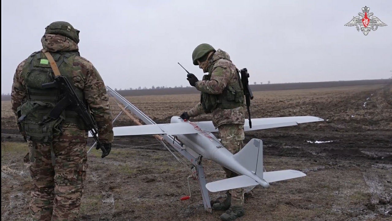 Российские военнослужащие в зоне СВО, контекст недельной сводки Минобороны о продвижении на направлениях.