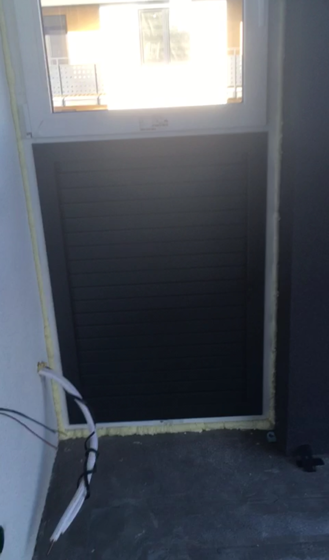 Вентиляционная решетка на балконе с закрытием жалюзи. Установка в Калининграде