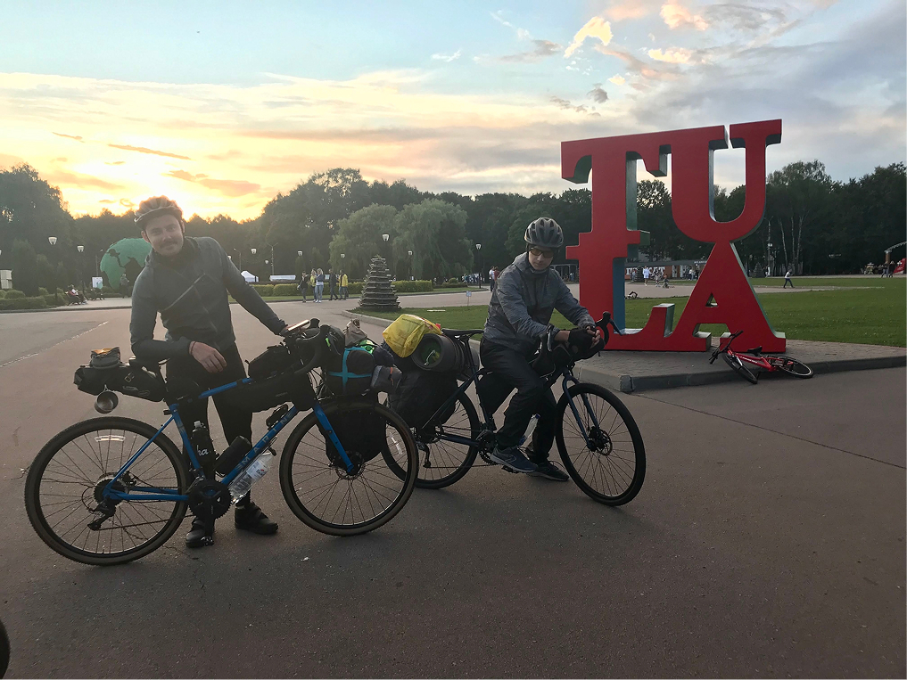 Саша и Игорь в Туле рядом с арт-объектом