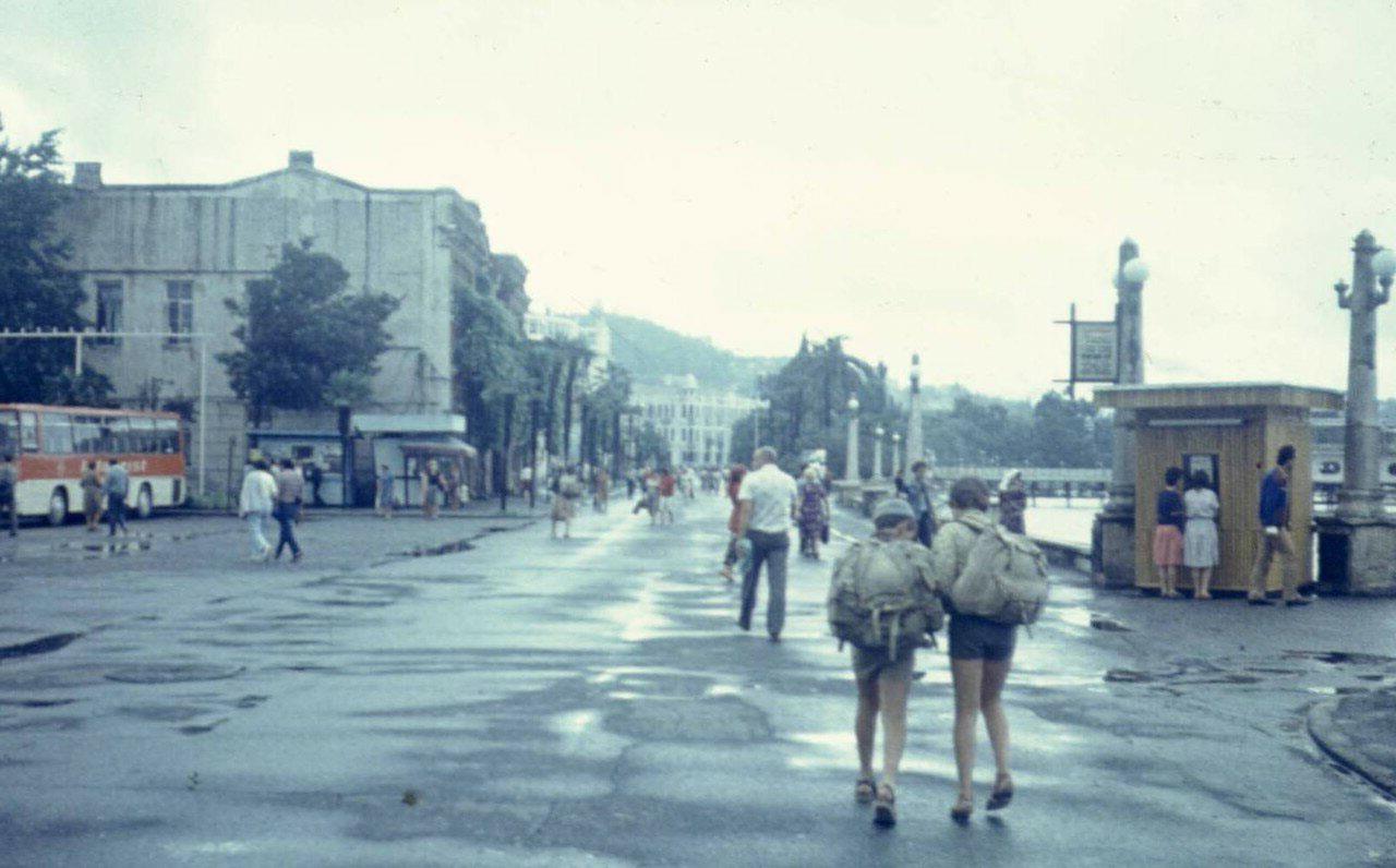 Первая половина 1980. Сухуми 1980. Сухуми 1980 год Сухуми. Вокзал Сухуми 1980 год. Сухуми 1980 года набережная.