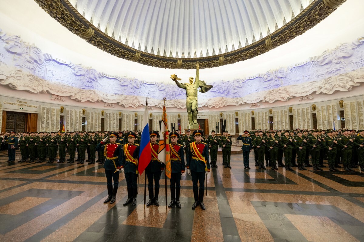 Торжественная присяга солдатами Преображенского полка в Зале Славы Музея Победы