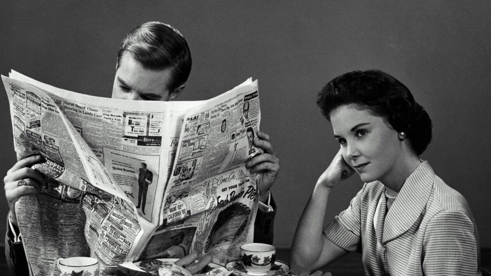 Чуть чуть газету. Мужчина с газетой. Девушка с газетой. Женщина читает газету. Фотосессия с газетой.