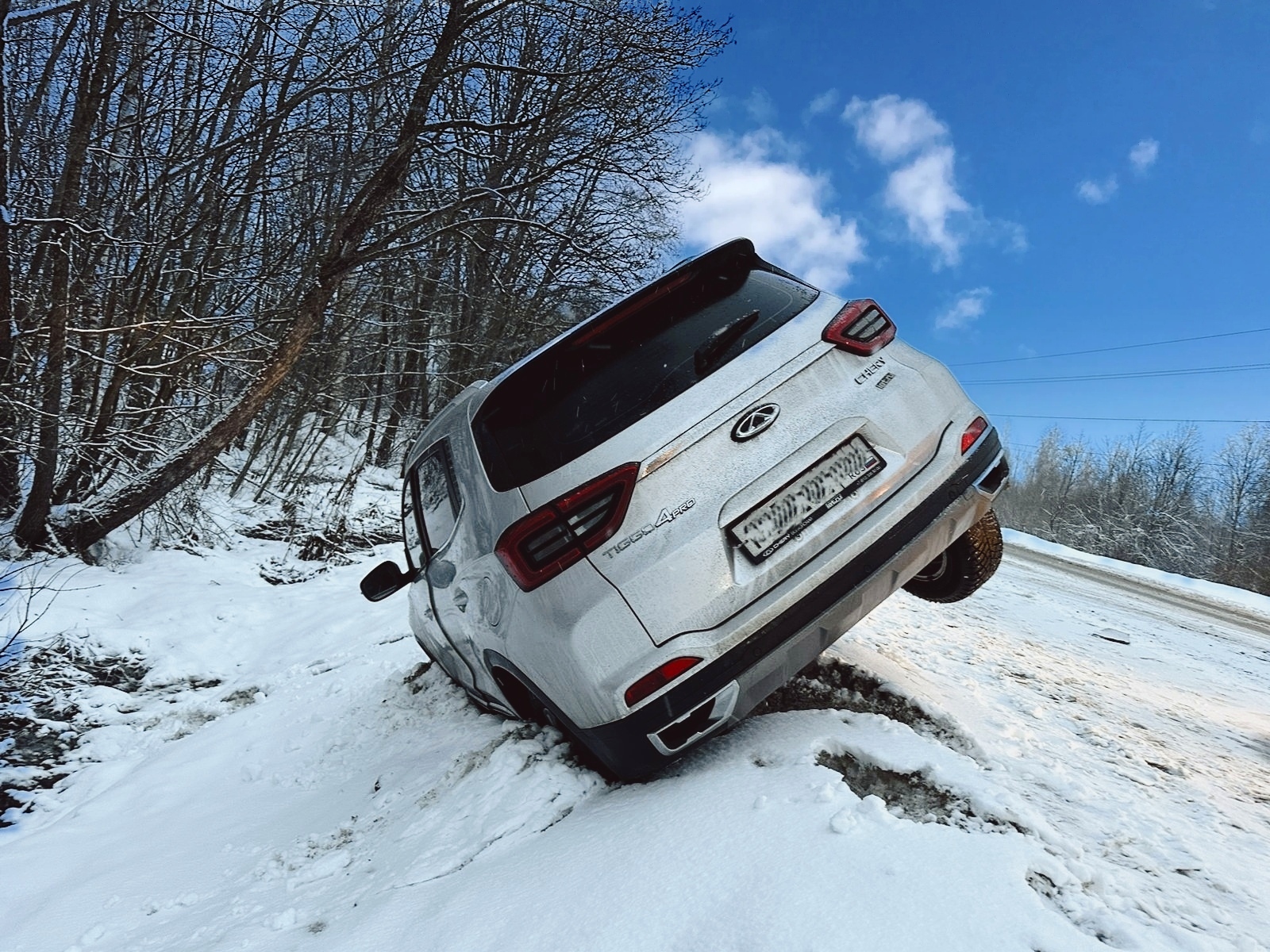 Chery Tiggo 4 Pro съехал с дороги