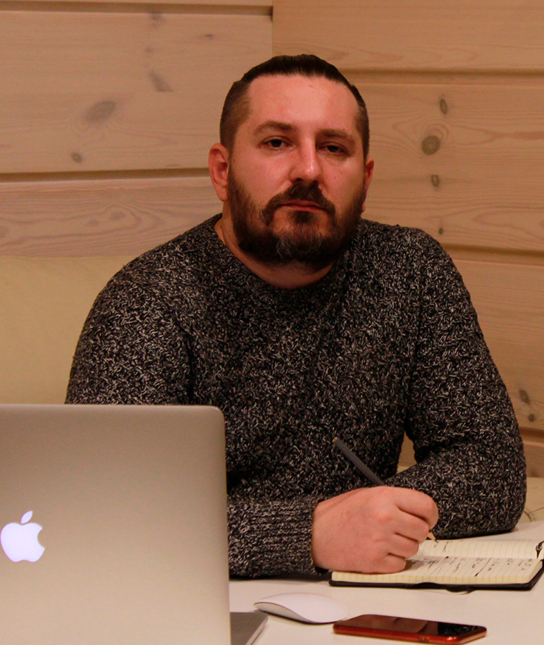 Александр Шевелюк за рабочим столом