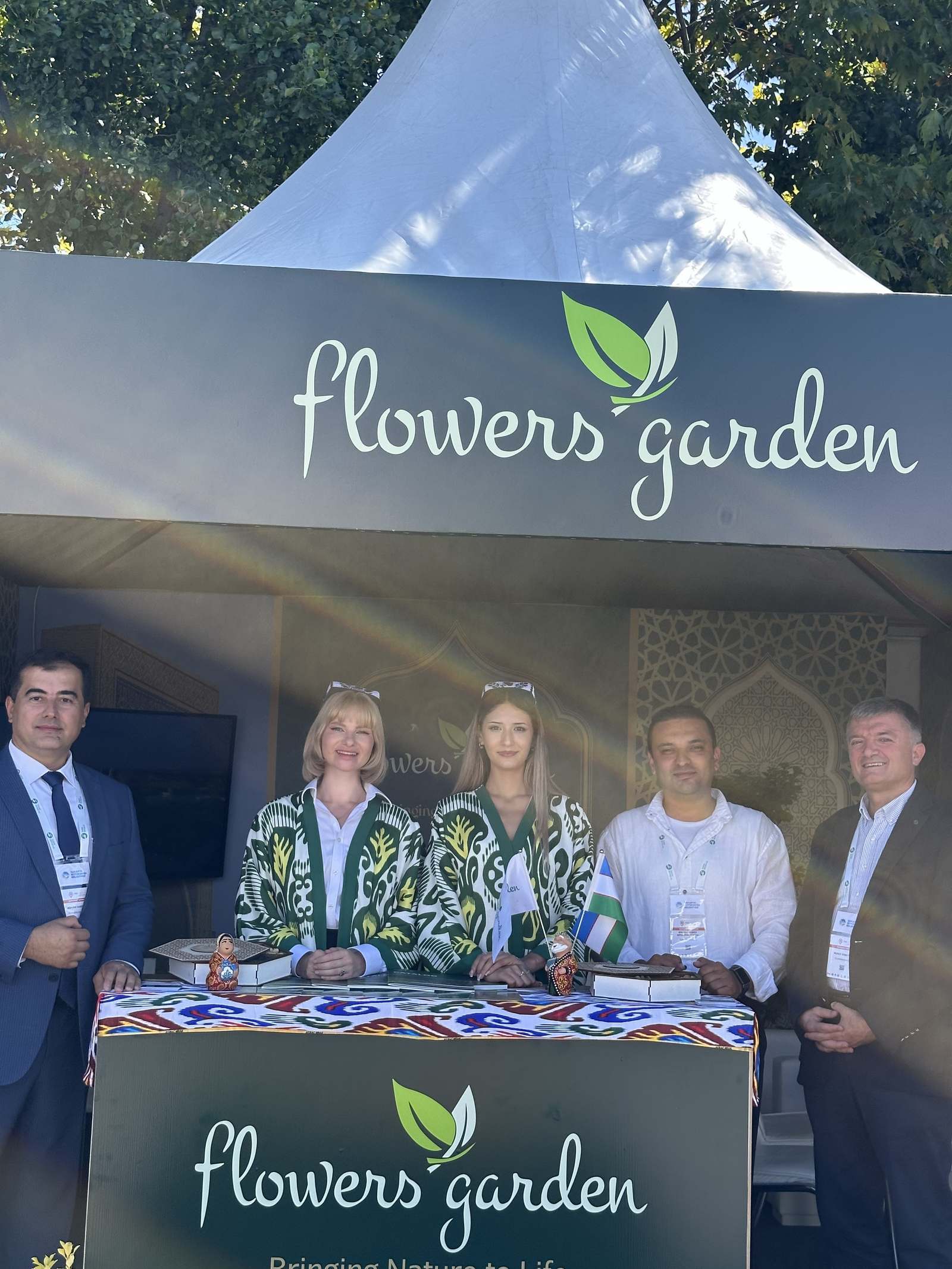 Команда Flowers Garden у стенда компании на выставке PSB Anatolia 2026 в Сапандже, Турция