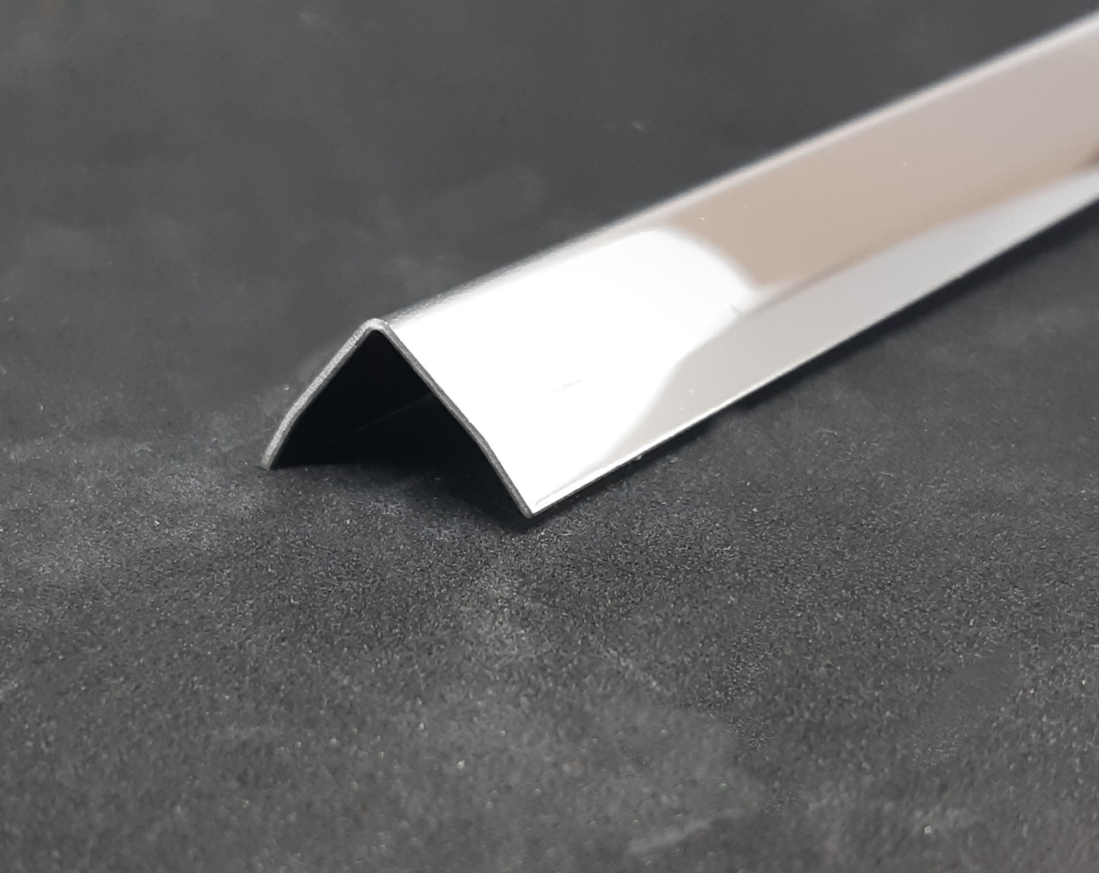 Уголок из нержавеющей стали AISI 430, блестящий.