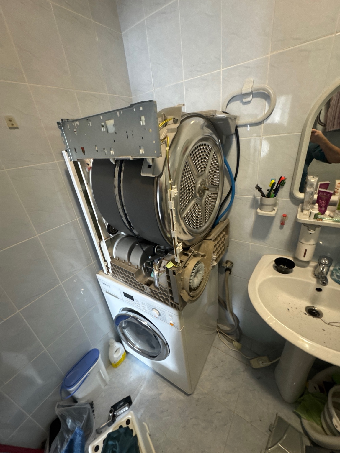 Разобранный корпус сушильной машины Miele во время чистки в Кузьминках