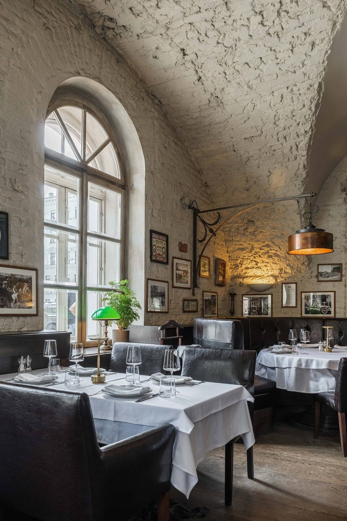 Интерьер ресторана Stroganoff Steak House в центре Санкт-Петербурга.