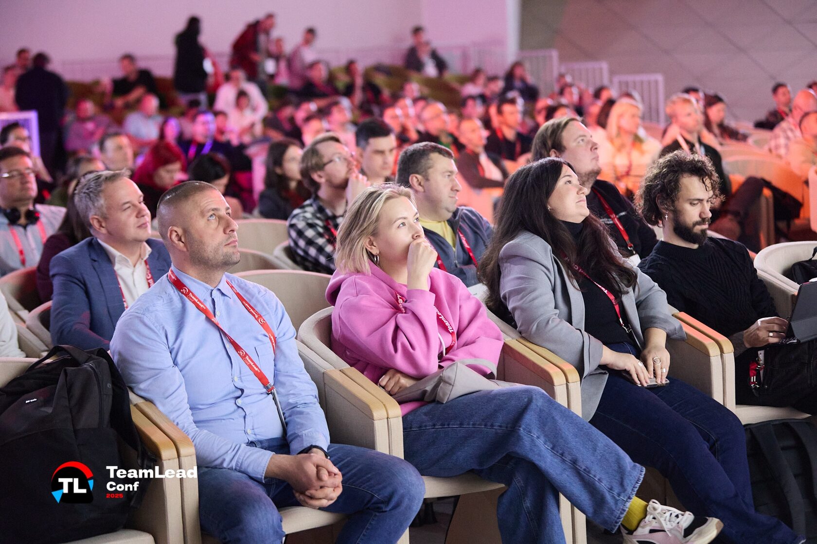 Зал на TeamLead Conf — участники слушают доклад