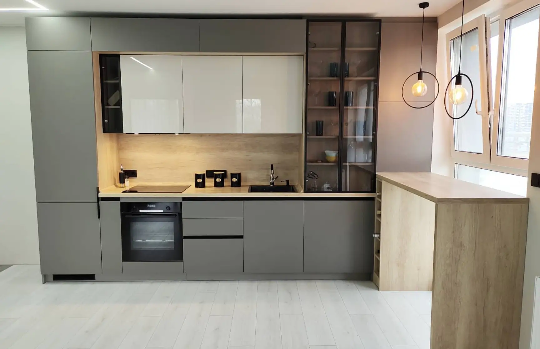 Кухня на заказ в современном стиле: пластик, алюминий и профиль Gola 7