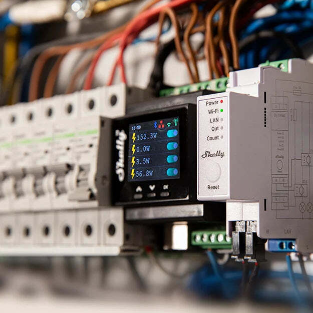 Shelly Pro EM-50 установлен рядом с оборудованием электрощита