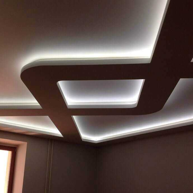 Матовый потолок в гостиной