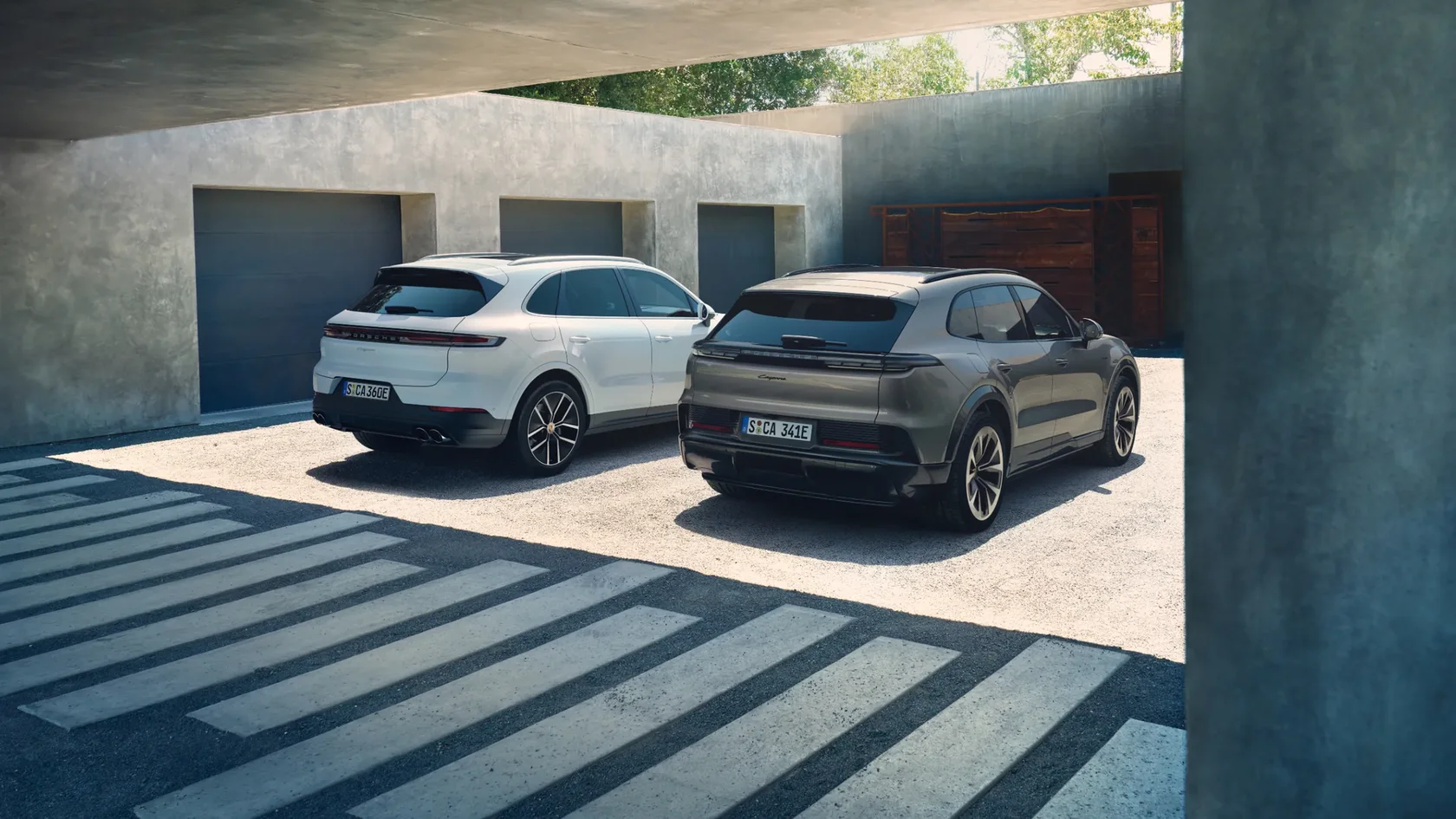 Cayenne Electric и Cayenne S Coupé Electric стоят рядом на парковке.