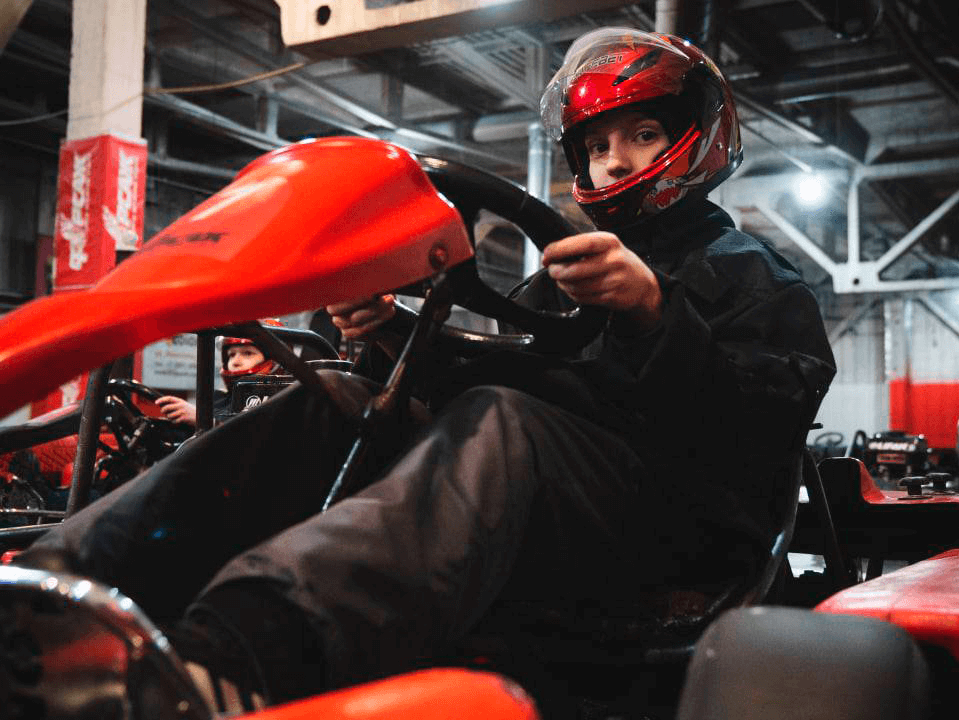 фото парня и девушки на романтическом свидании в публичном месте