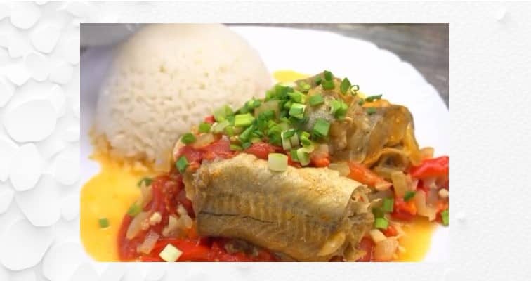 Приготовление тушёного минтая с овощами в сковороде: шаг 12